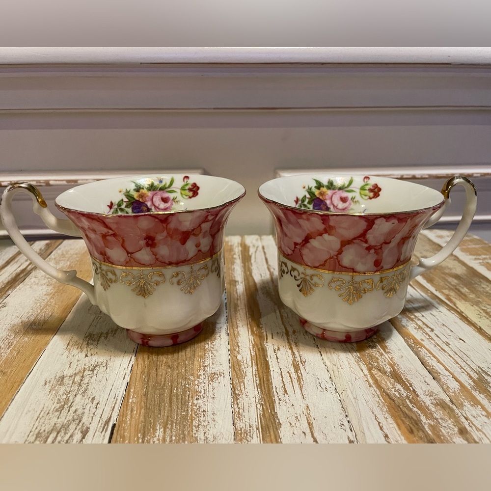 Imperial Japan, Porcelain cup, magenta 22 karat gold rim